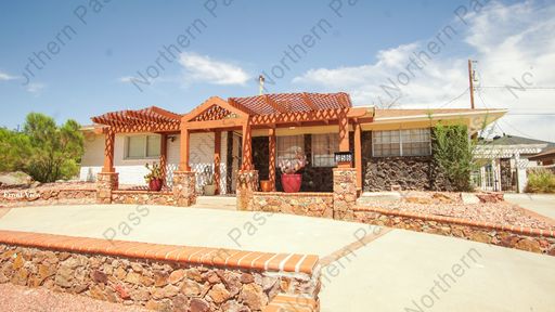 Spacious 4-Bedroom Home with Side Studio & Refrigerated A/C – photo 1
