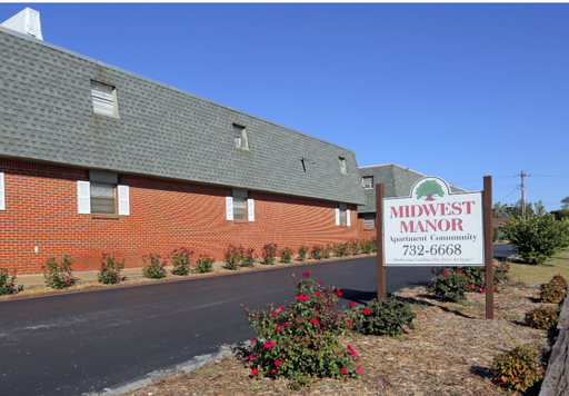 Midwest Manor Move In Specials! – photo 1