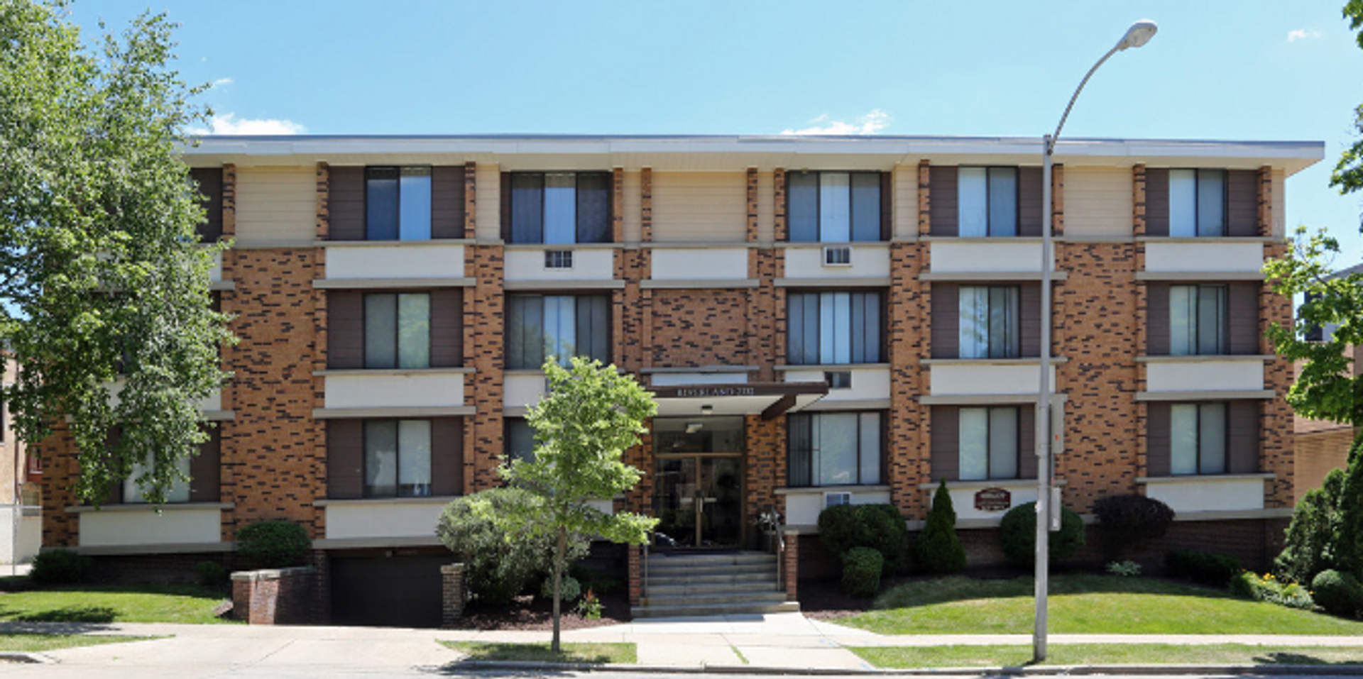 Milwaukee Apartment: 2332 N Oakland Ave