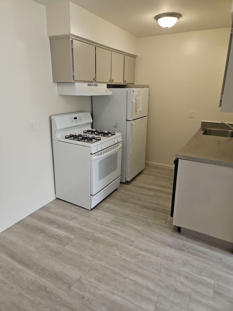 Milwaukee Apartment: 2645 N Farwell Ave
