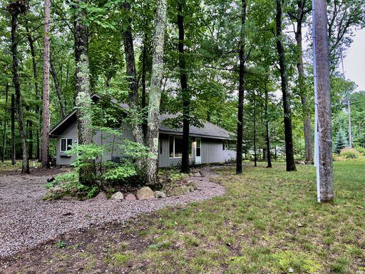 Adorable Cottage Retreat Steps from Duck Lake!