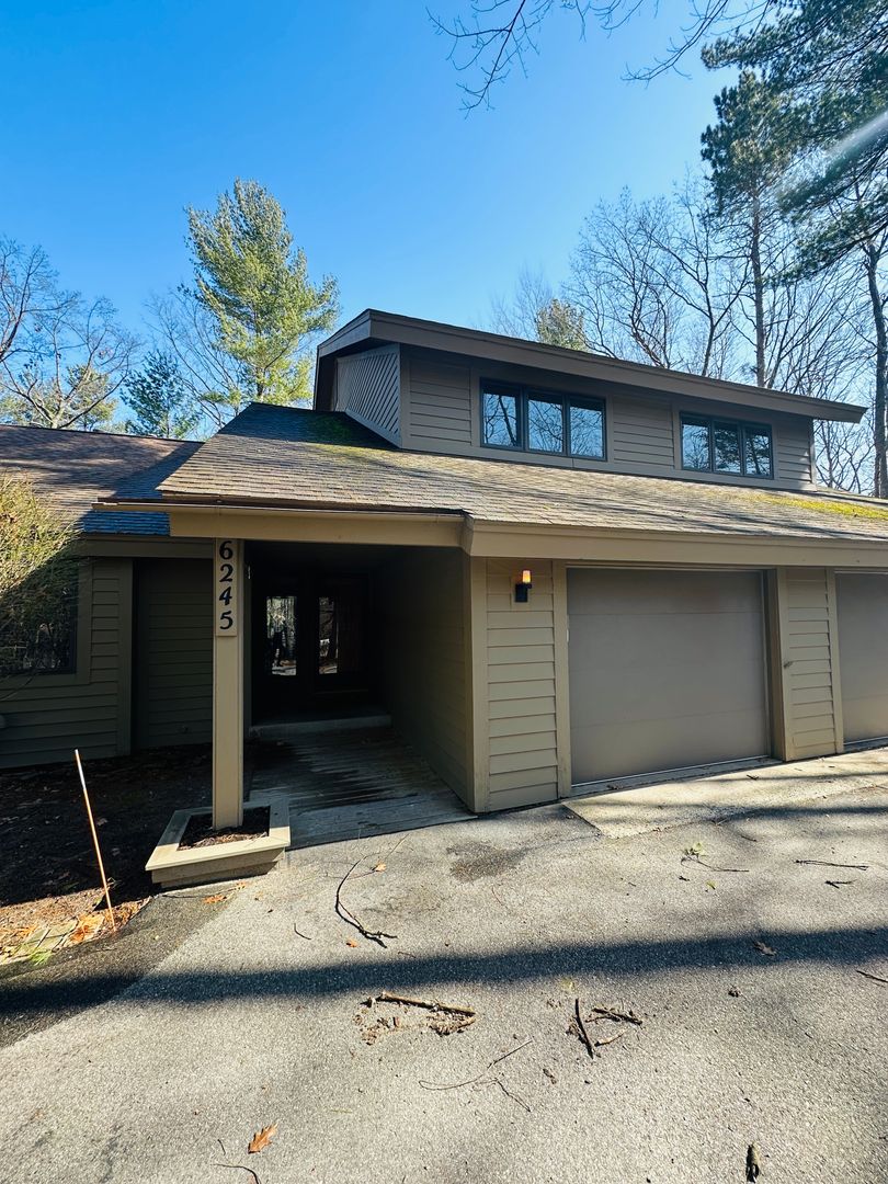 Traverse City House: 6245 Summit Court