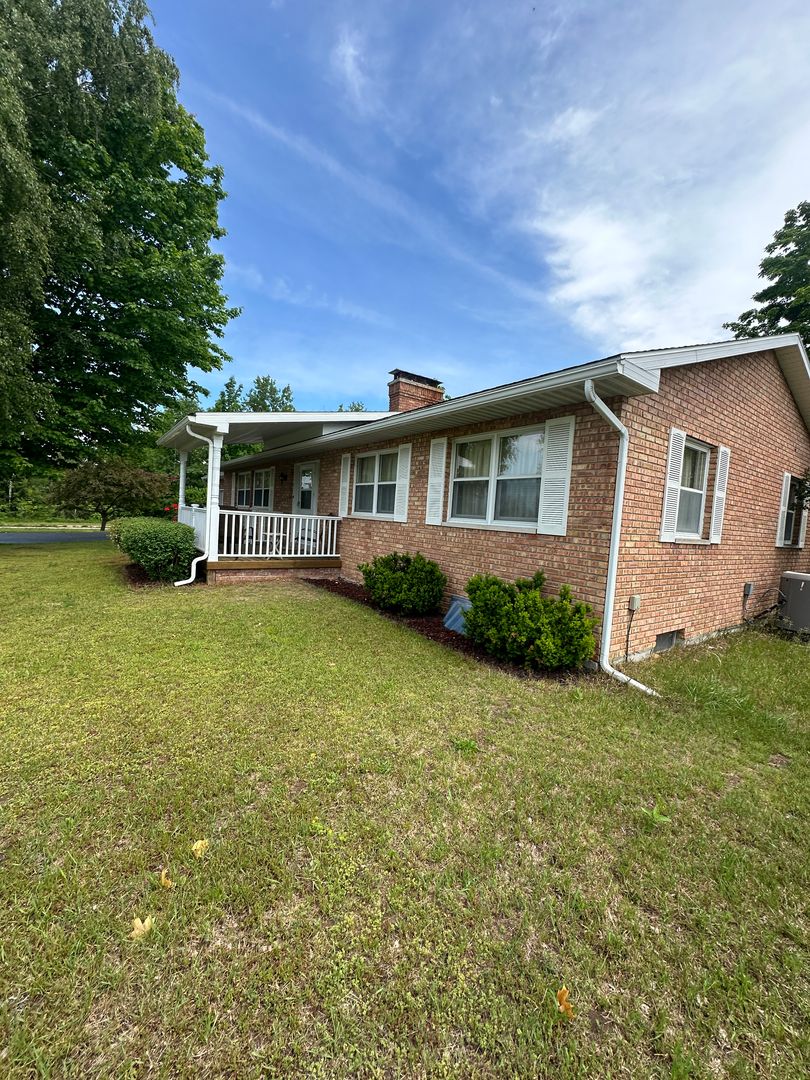 Traverse City House: 7799 S. Center Hwy