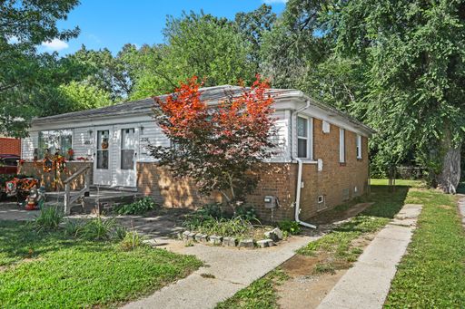 Great Two Bedroom, 1 Bathroom Unit with Private Backyard