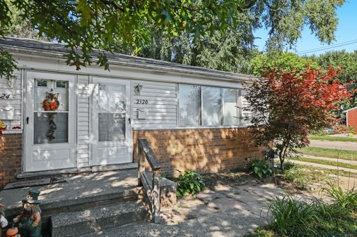 Great 2 bedroom, 1 bathroom unit with deck in private yard – photo 1