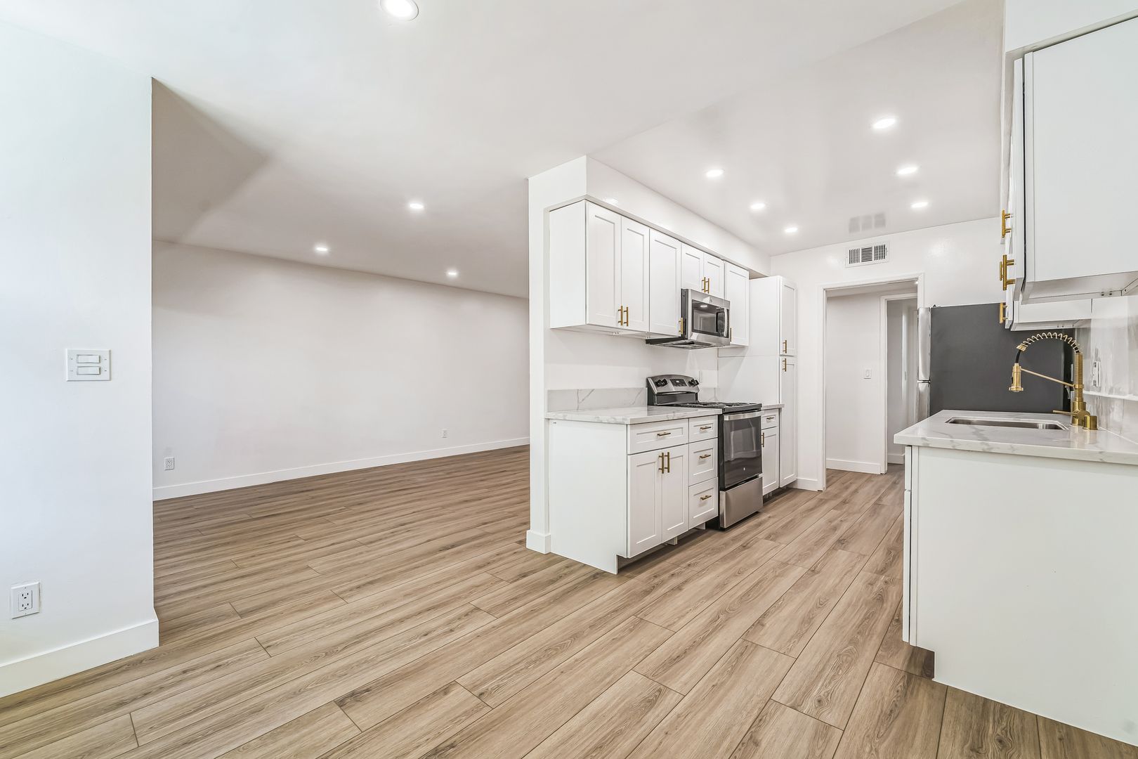 North Hollywood Apartment: 11146 Camarillo Street