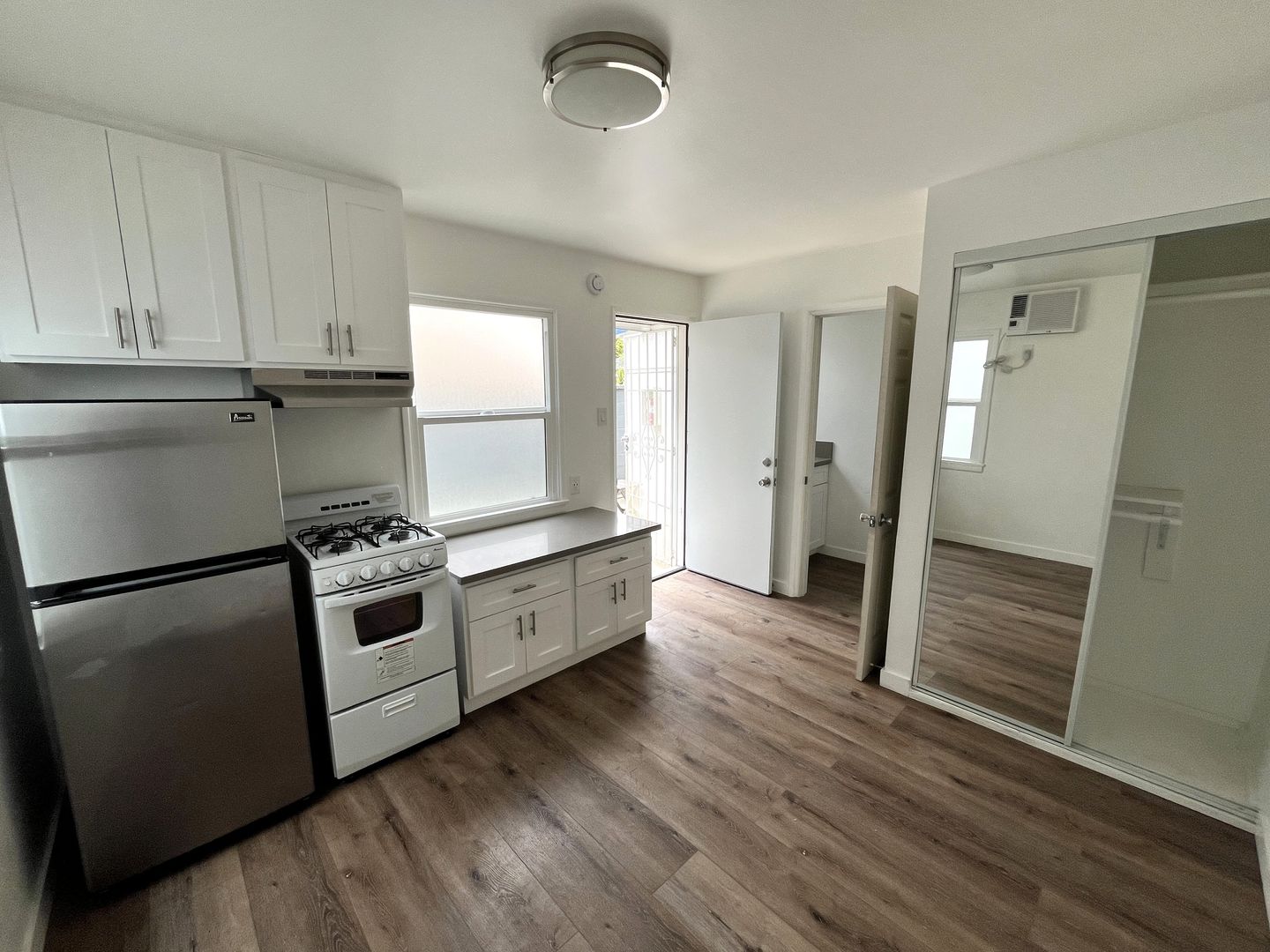 INGLEWOOD Apartment: 118 E. KELSO ST