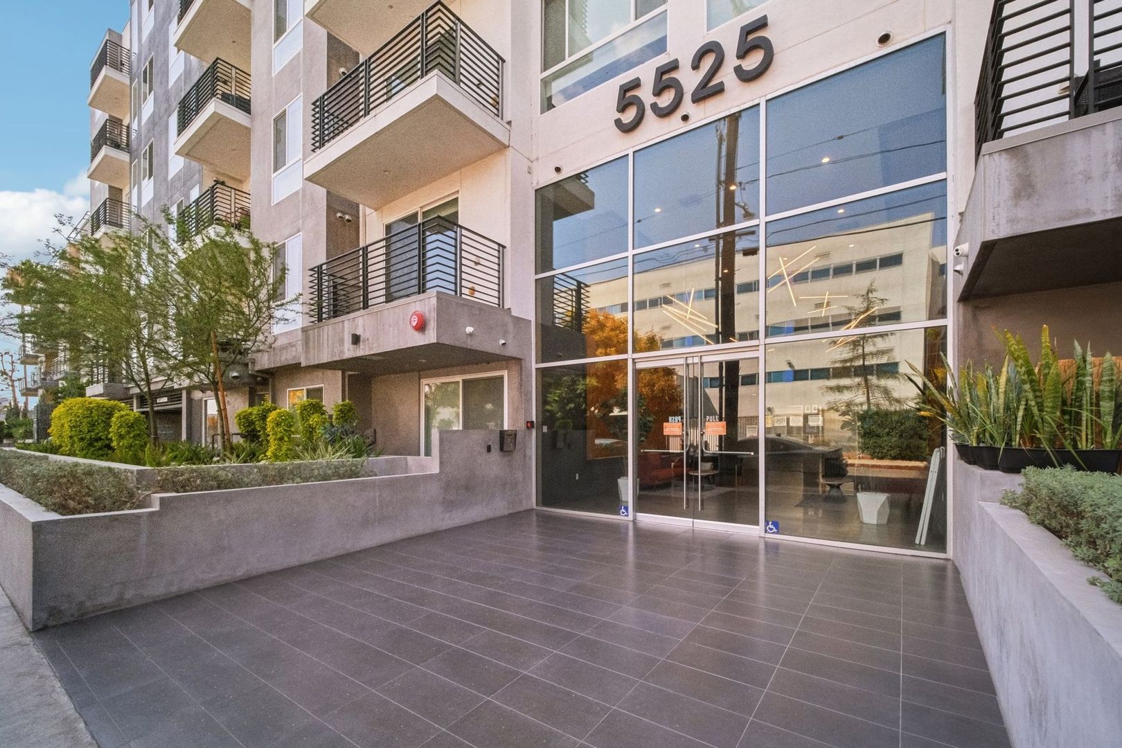 North Hollywood Apartment: 5525 Case Avenue