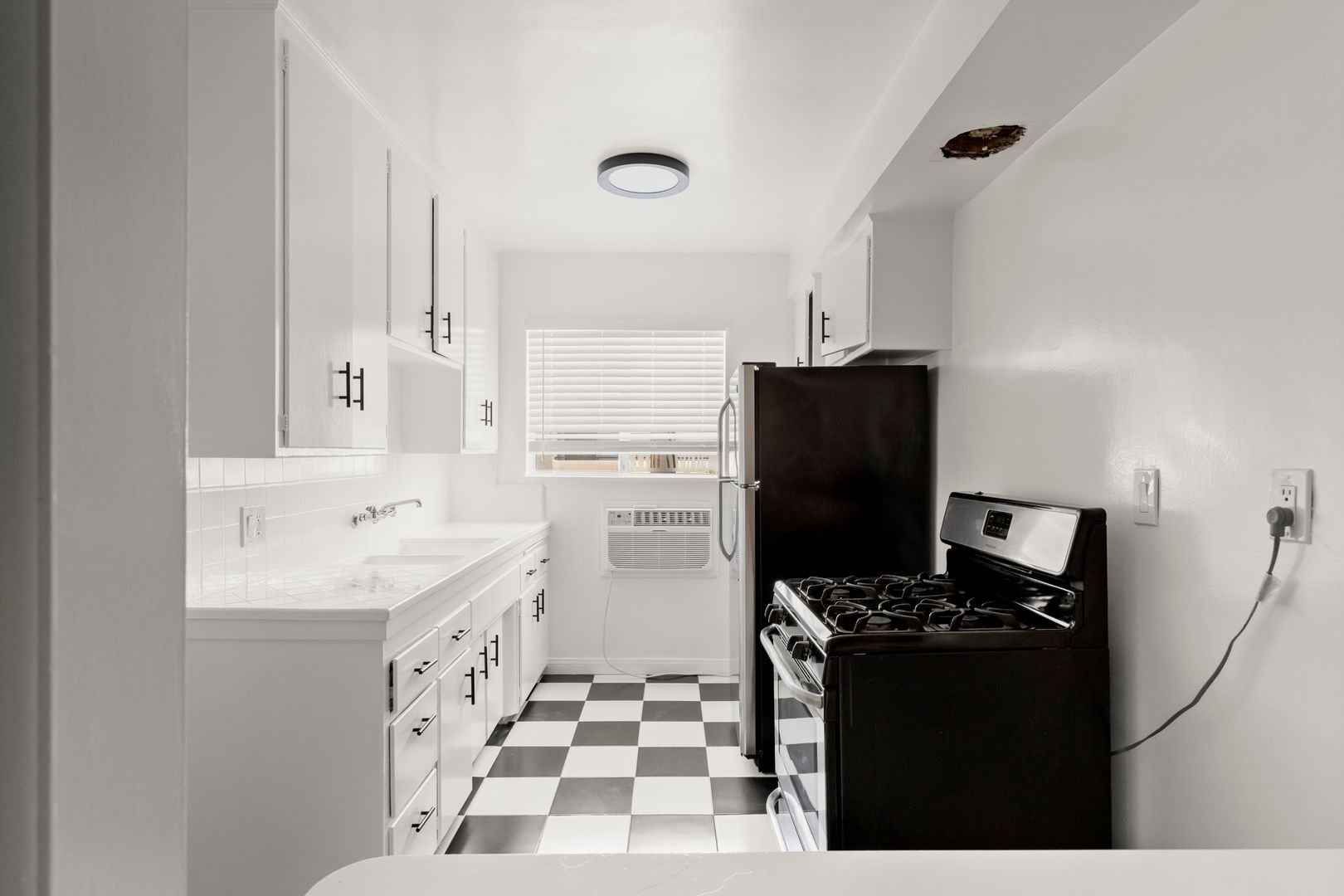 Los Angeles Apartment: 501 South Kingsley Drive
