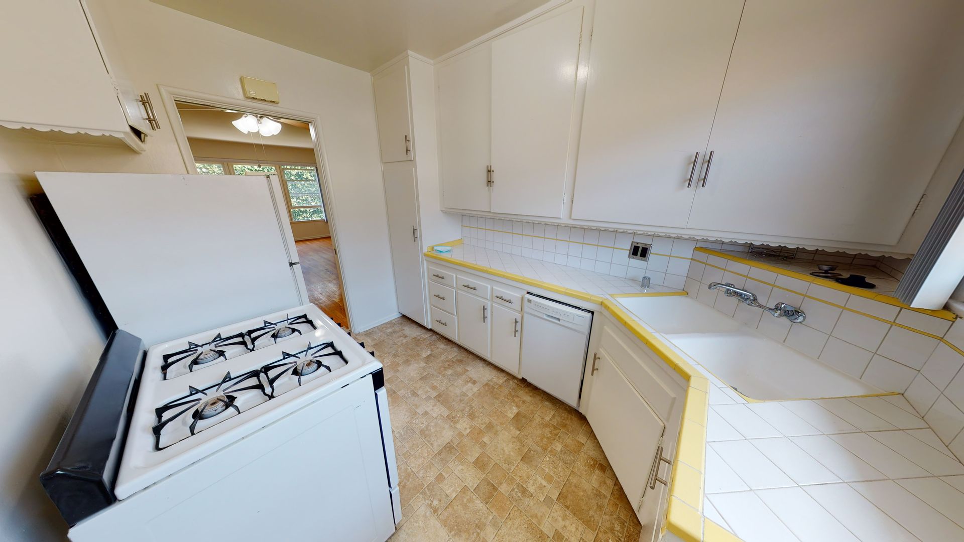 LOS ANGELES Apartment: 1230-1234 MCCLELLAN DR.
