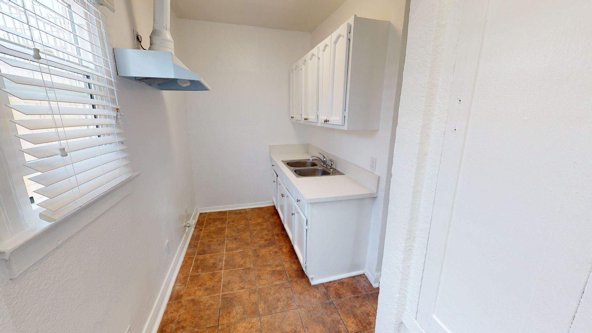 Los Angeles Apartment: 1565 South Hobart Blvd