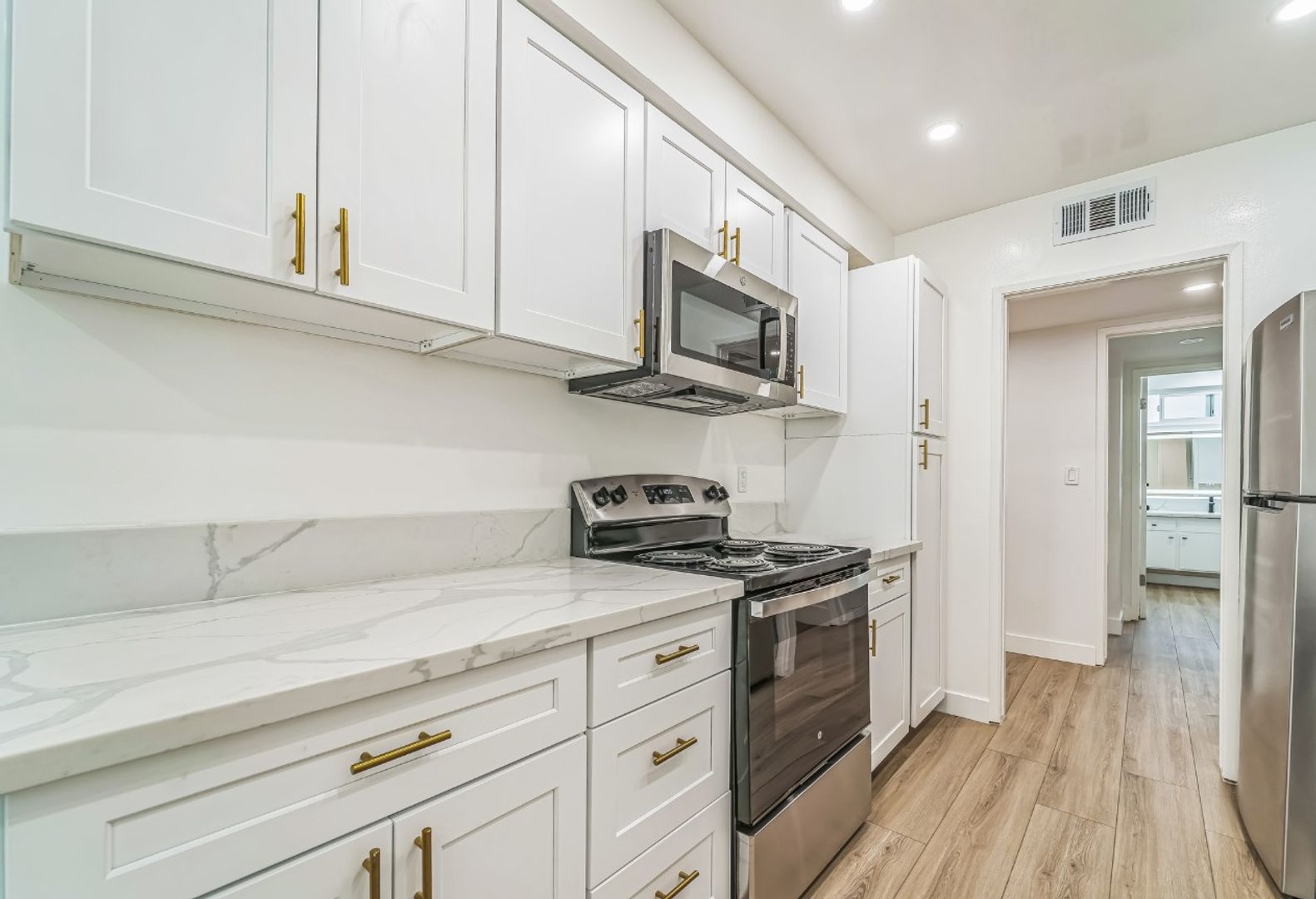 North Hollywood Apartment: 11146 Camarillo Street