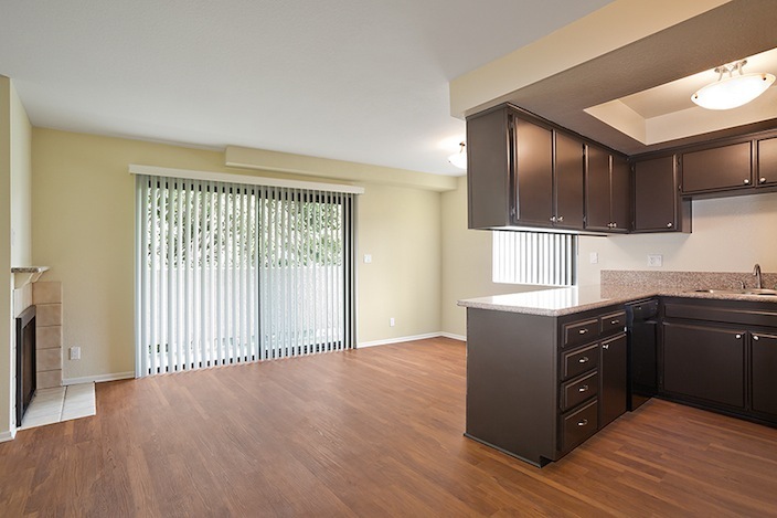 LOS ANGELES Apartment: 3974 MOORE ST.