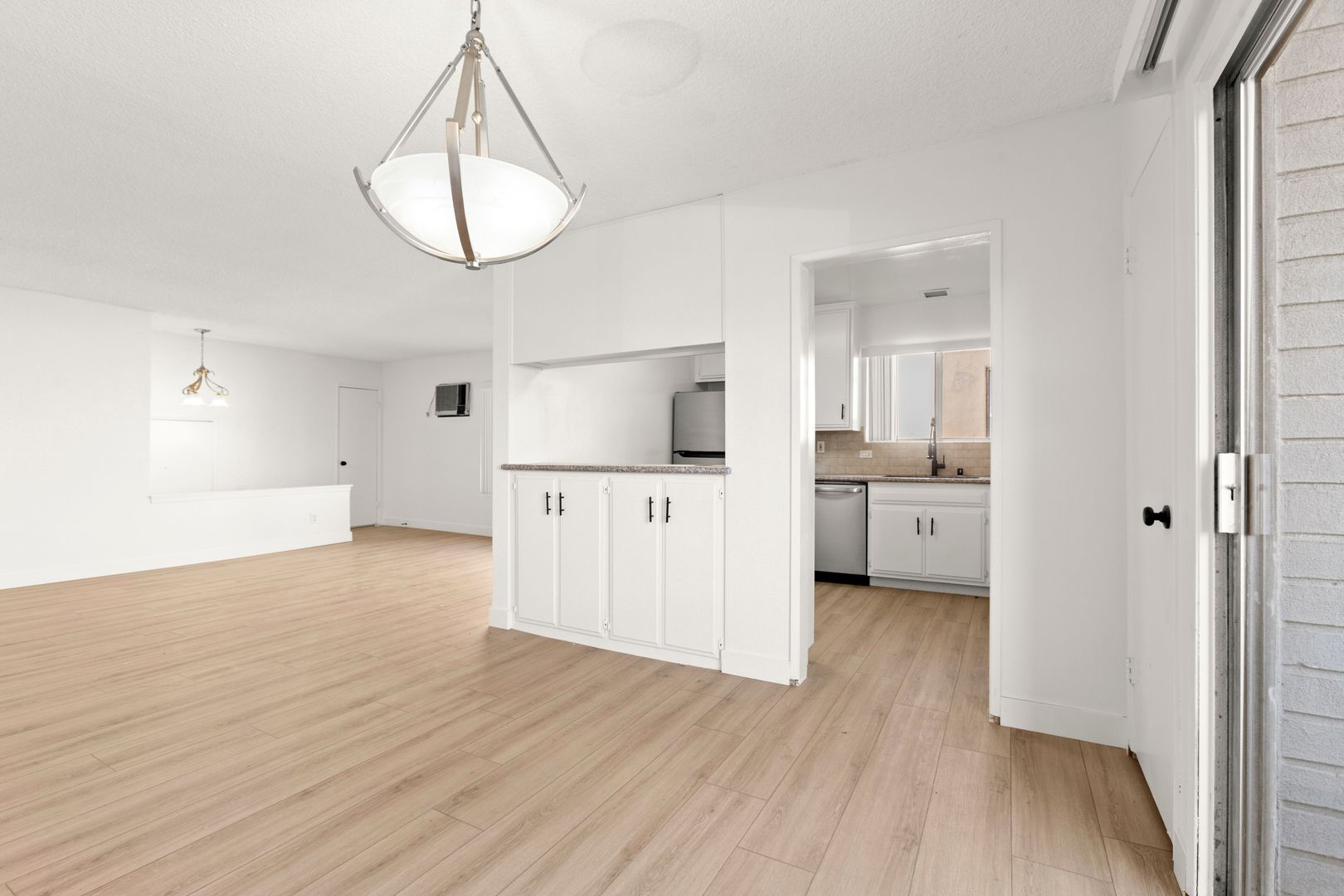 LOS ANGELES Apartment: 1465 S. BEVERLY DR.