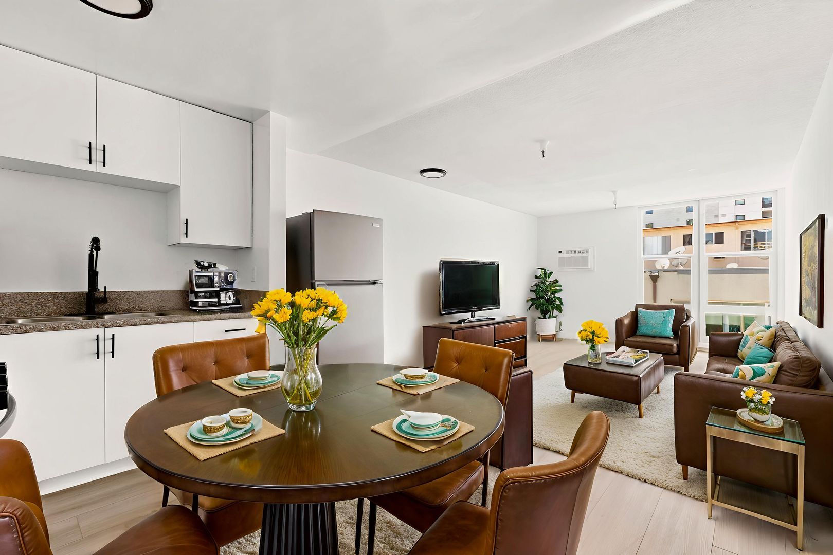Los Angeles Apartment: 515 South Kingsley Drive