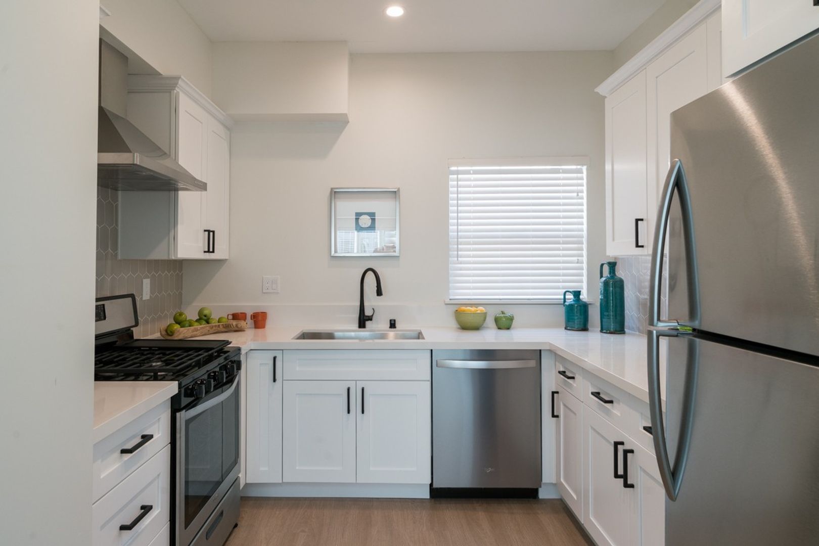 LOS ANGELES Apartment: 320 - 326 N NEW HAMPSHIRE AVE