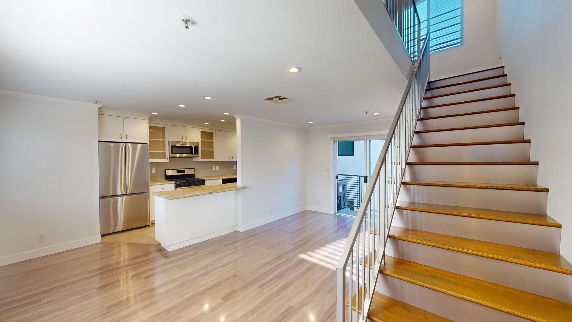 Los Angeles Apartment: 6543 Franklin Avenue