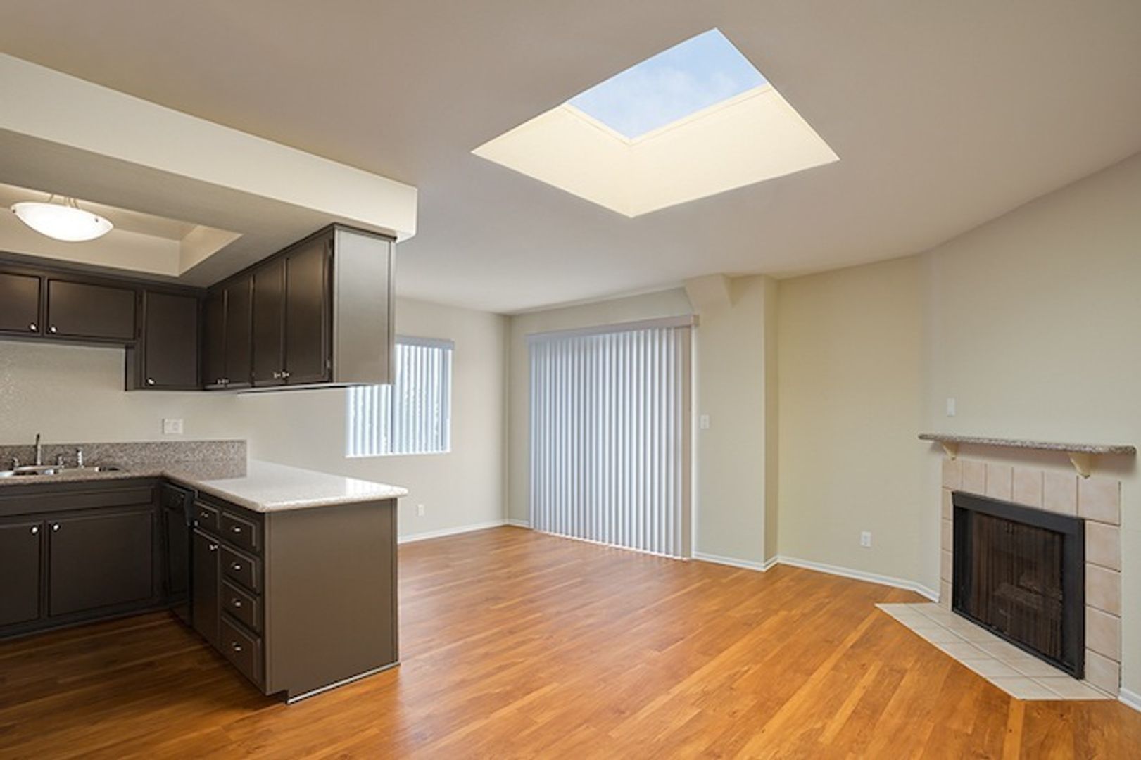 LOS ANGELES Apartment: 3974 MOORE ST.