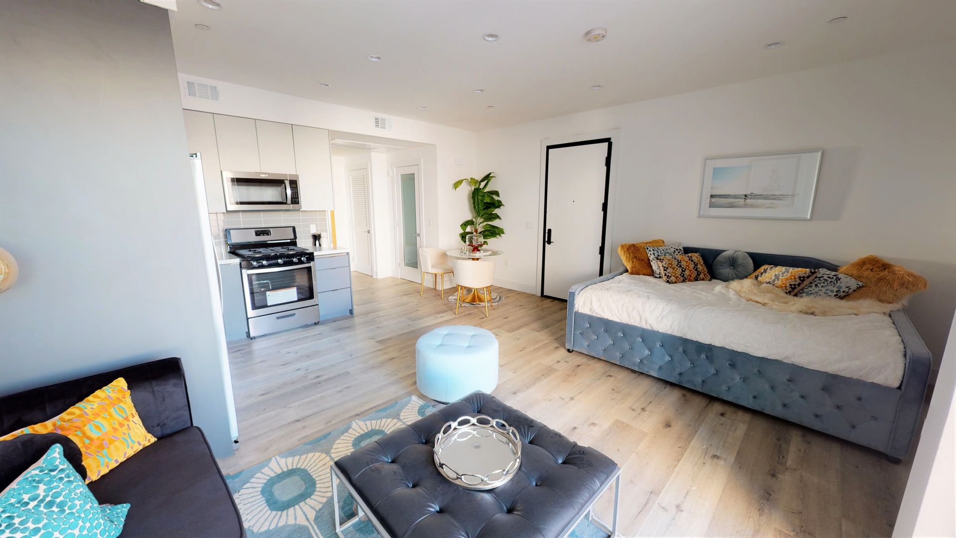 North Hollywood Apartment: 5525 Case Avenue