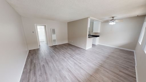 FREE RENT! AMAZING ONE BEDROOM, ONE BATH AVAILABLE – photo 1