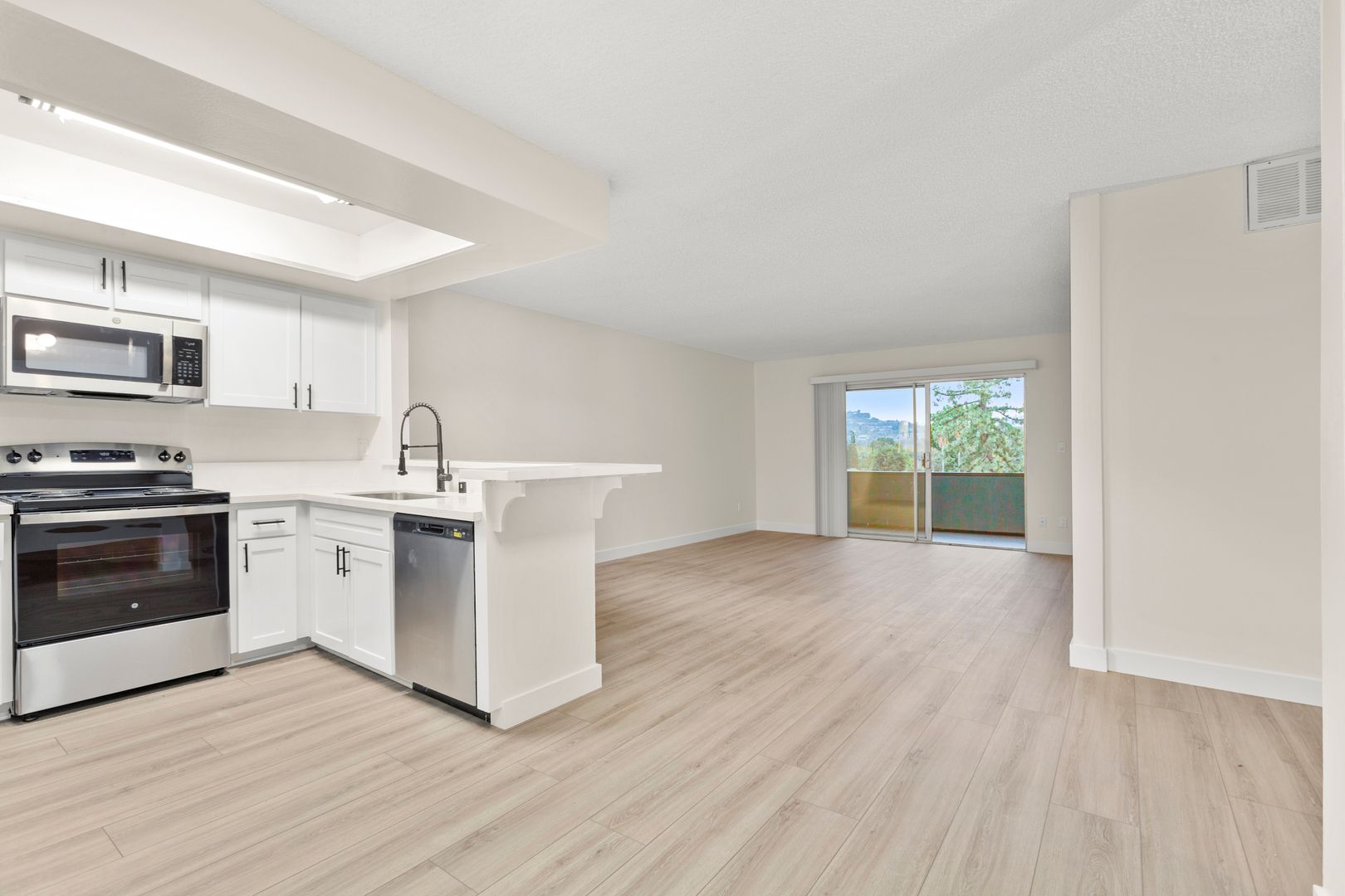 VALLEY VILLAGE Apartment: 11558 RIVERSIDE DR.,