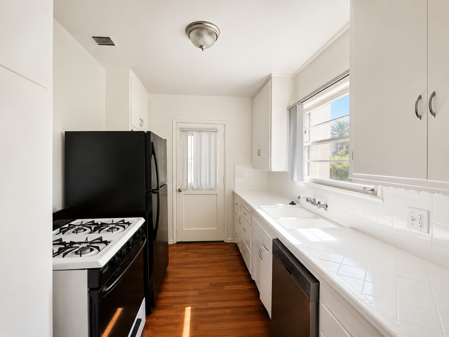 LOS ANGELES Apartment: 1230-1234 MCCLELLAN DR.