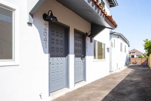 *FREE RENT! Beautiful 2 Bedroom Townhome in Elysian Valley! – photo 1