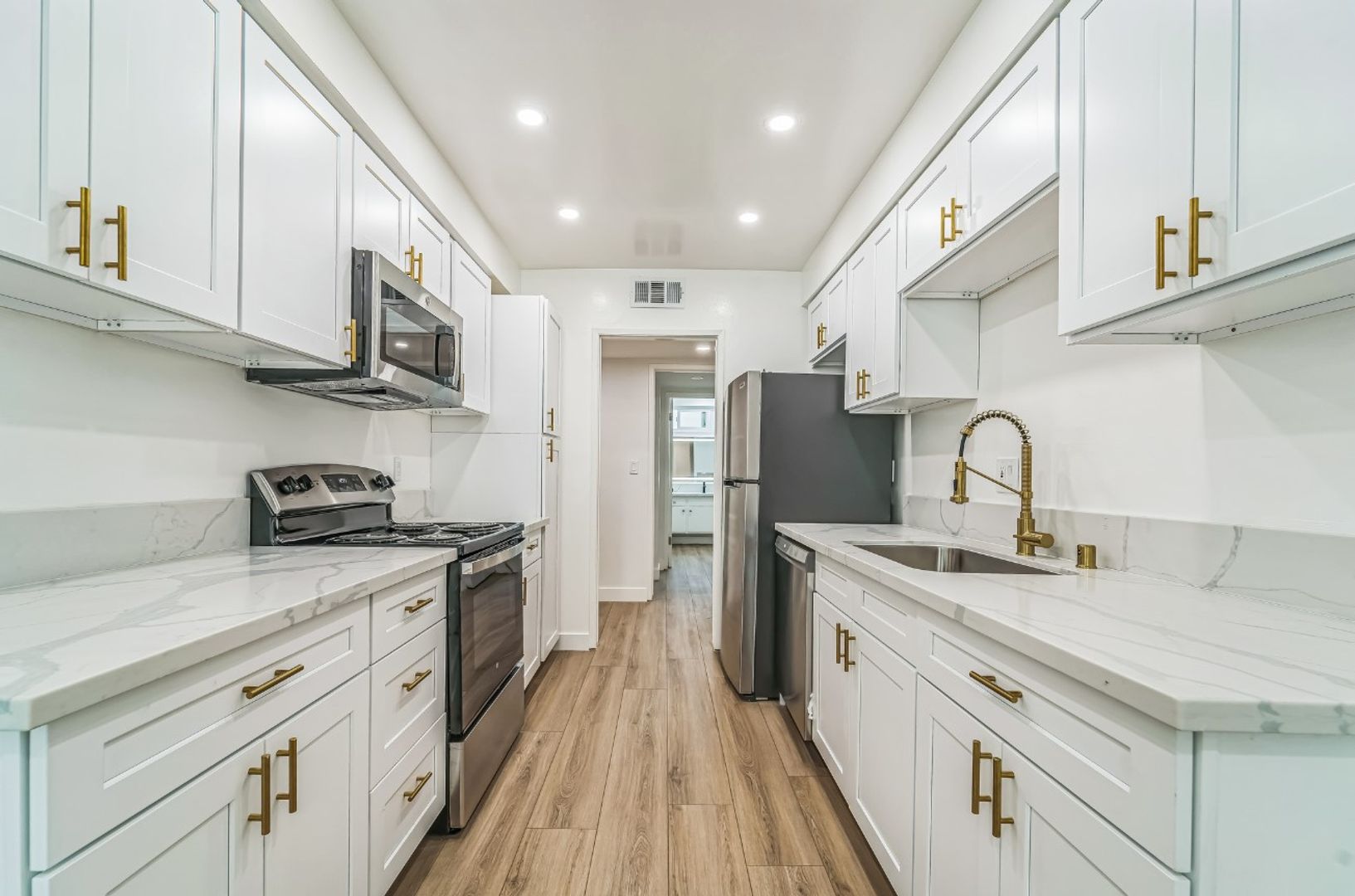 North Hollywood Apartment: 11146 Camarillo Street