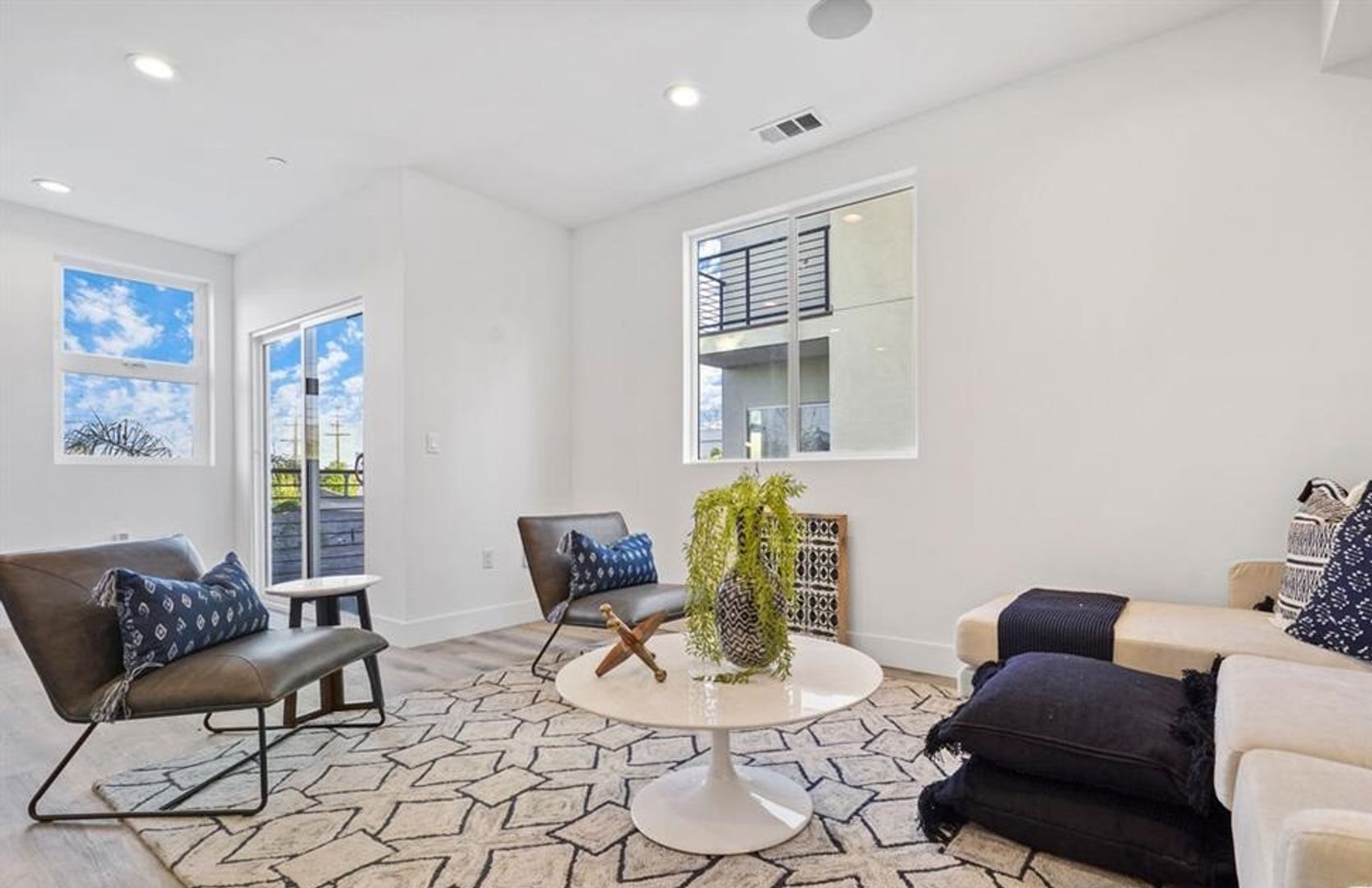 North Hollywood Apartment: 6056 Craner Avenue