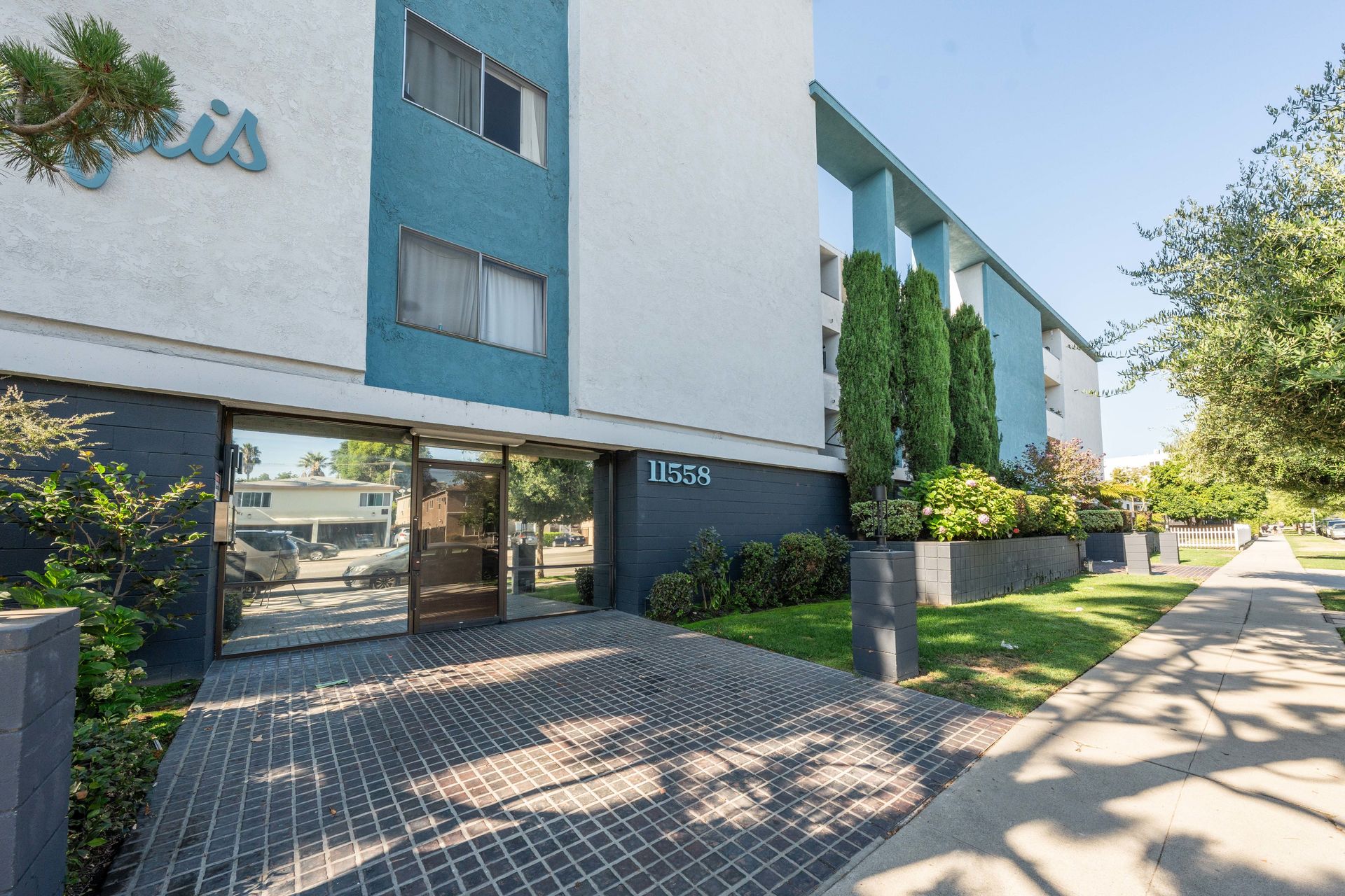 VALLEY VILLAGE Apartment: 11558 RIVERSIDE DR.,