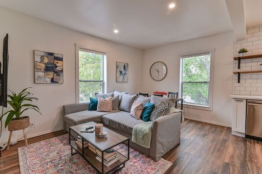 Beautiful 1 bed 1 bath apartment AVAILABLE NOW – photo 1