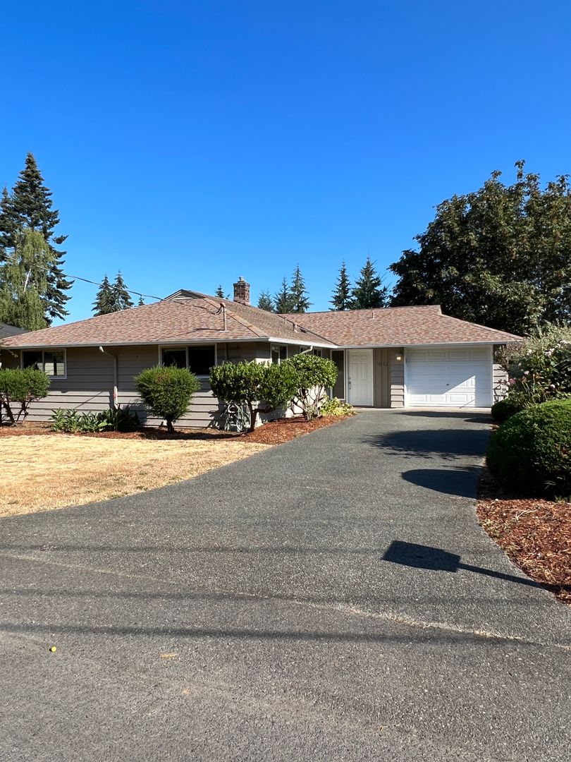 Burien House: 1612 SW 166th St