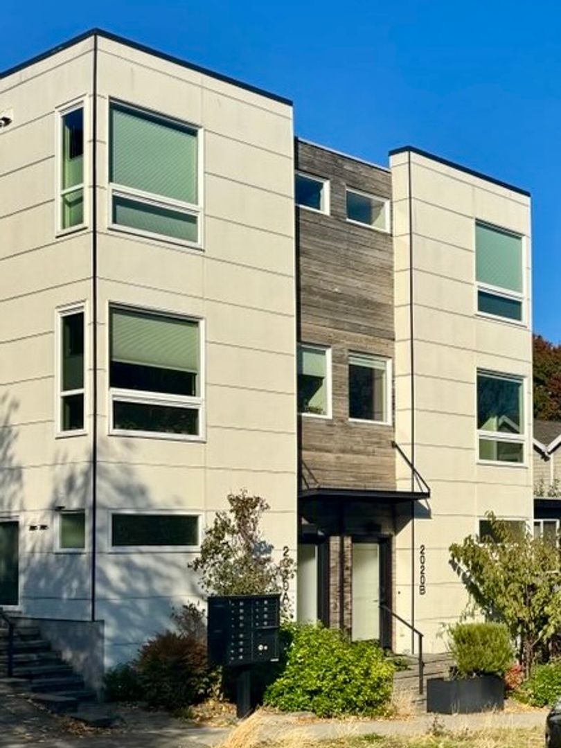 Seattle Townhome: 2020 S Main St