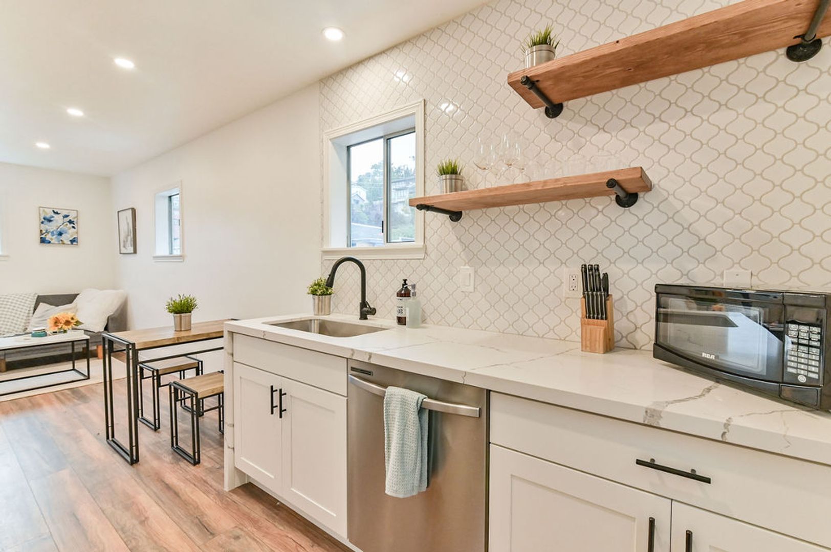 Seattle Apartment: 823 Nob Hill Ave N