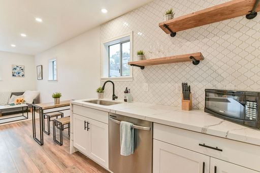 Beautiful top floor 1 bedroom 1 bathroom apartment on Lower Queen Anne – photo 1