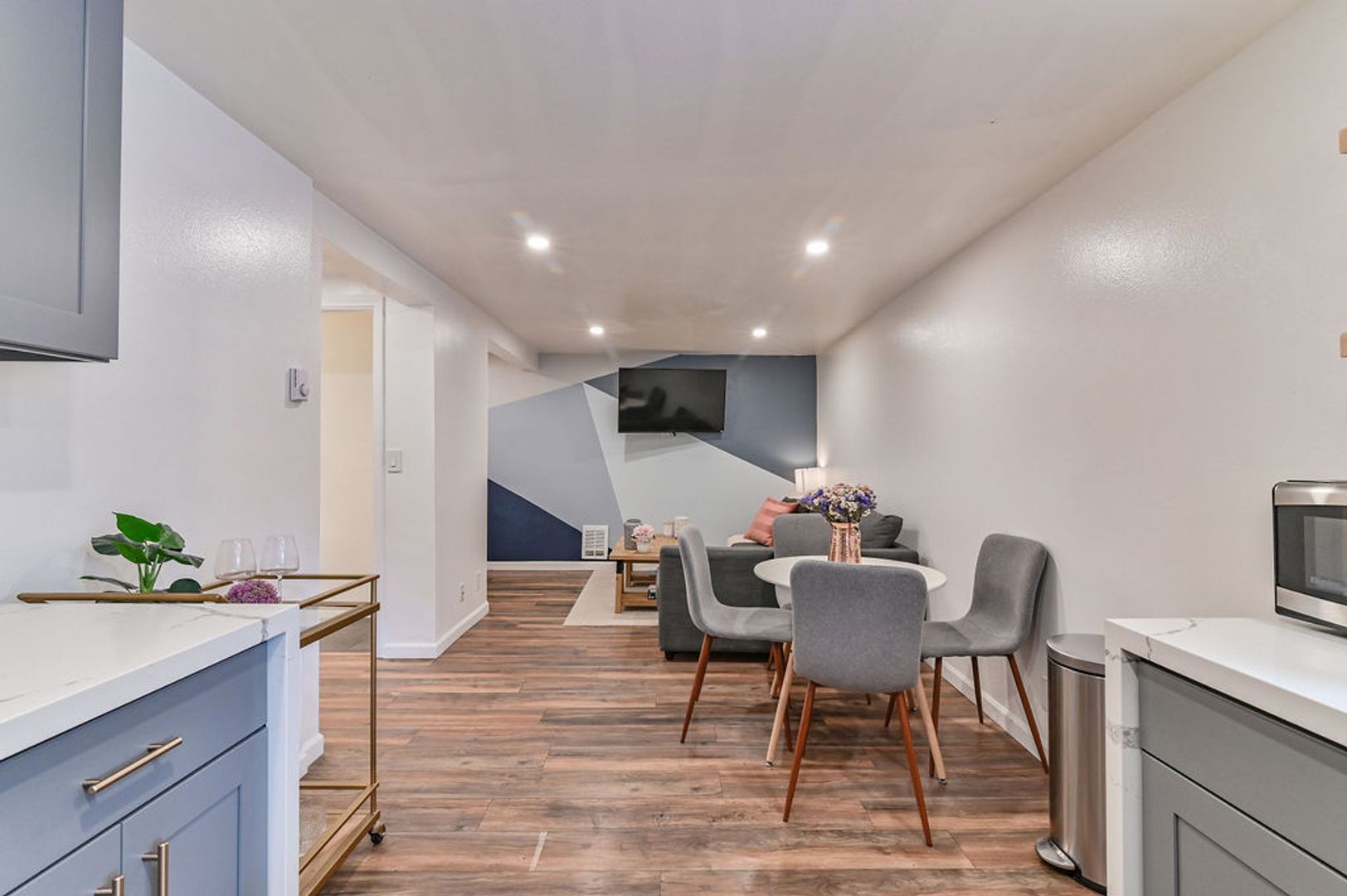 Seattle Apartment: 823 Nob Hill Ave N