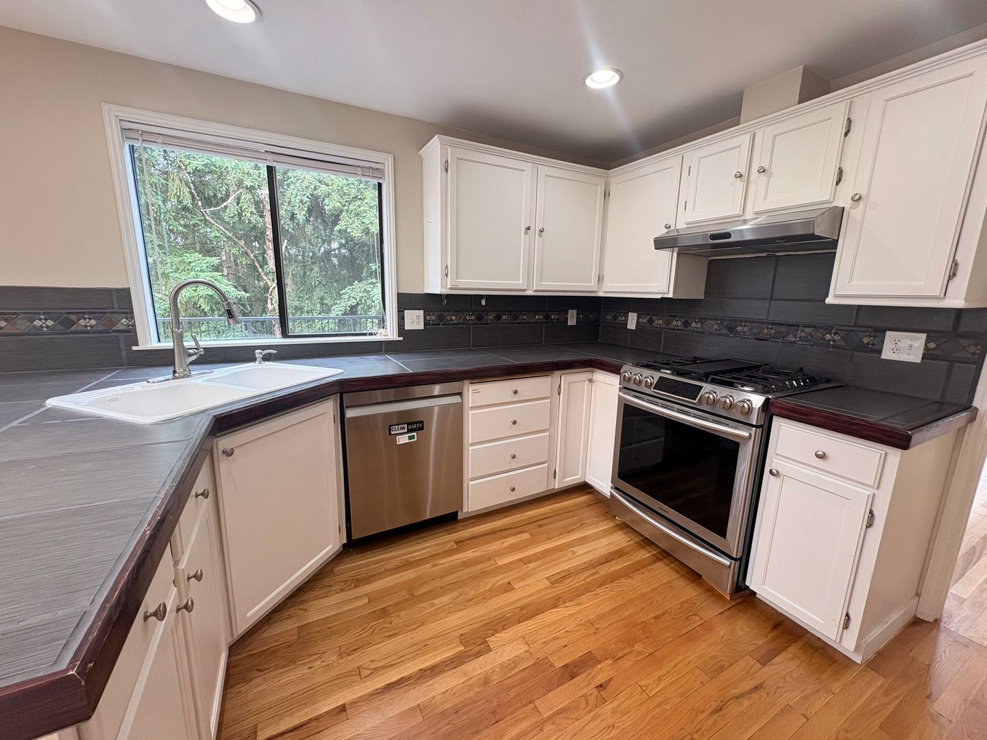 Newcastle House: 7029 119th Pl SE
