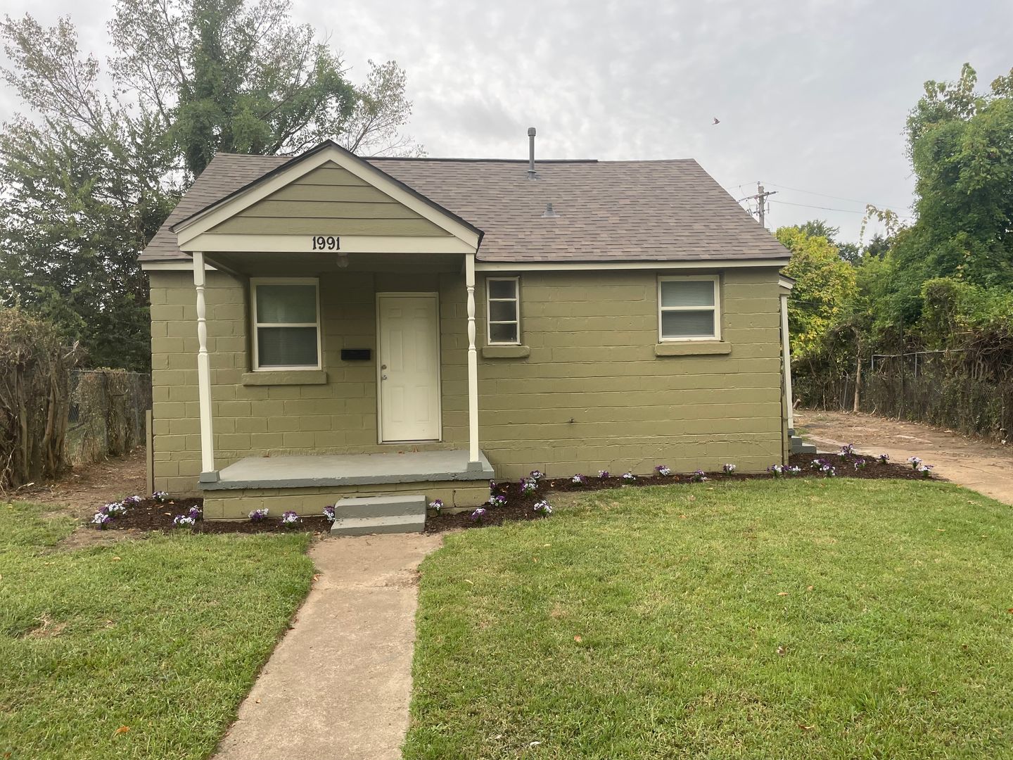 Memphis House: 1991 S Dianne Cir