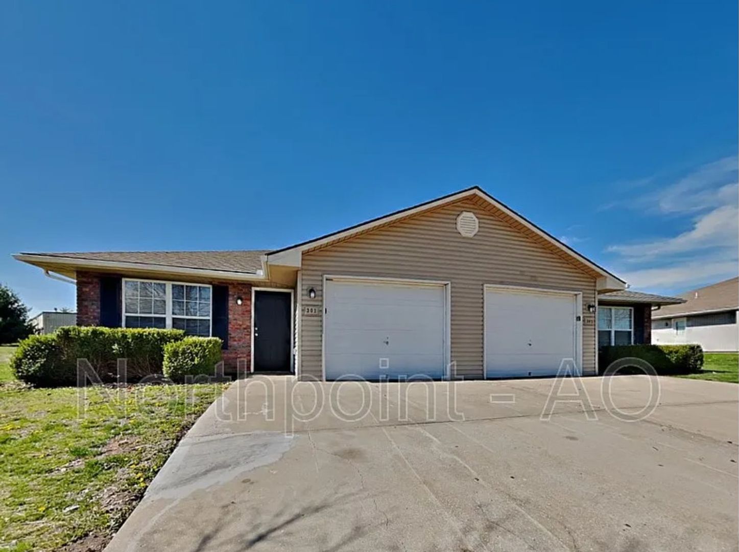 Grain Valley House: 301 NW Woodbury Dr
