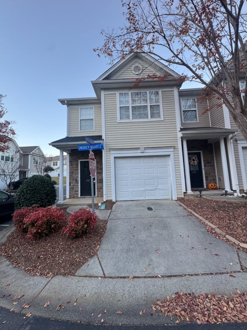 Fort Mill House: 1310 Smokey Quartz Ln