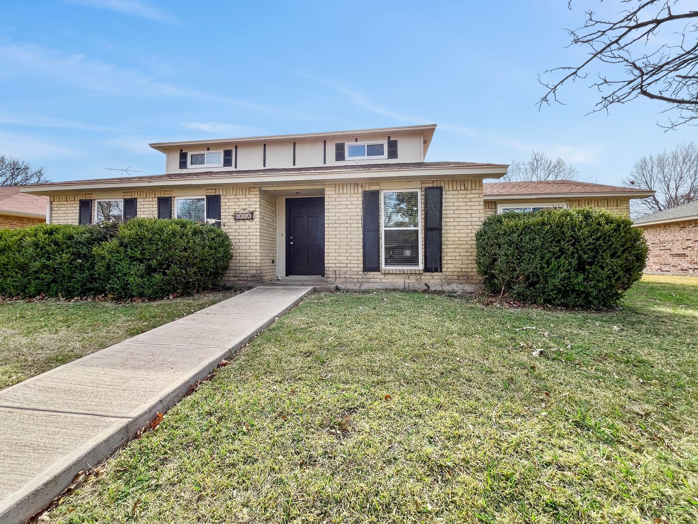 Rowlett House: 8906 Doliver Dr