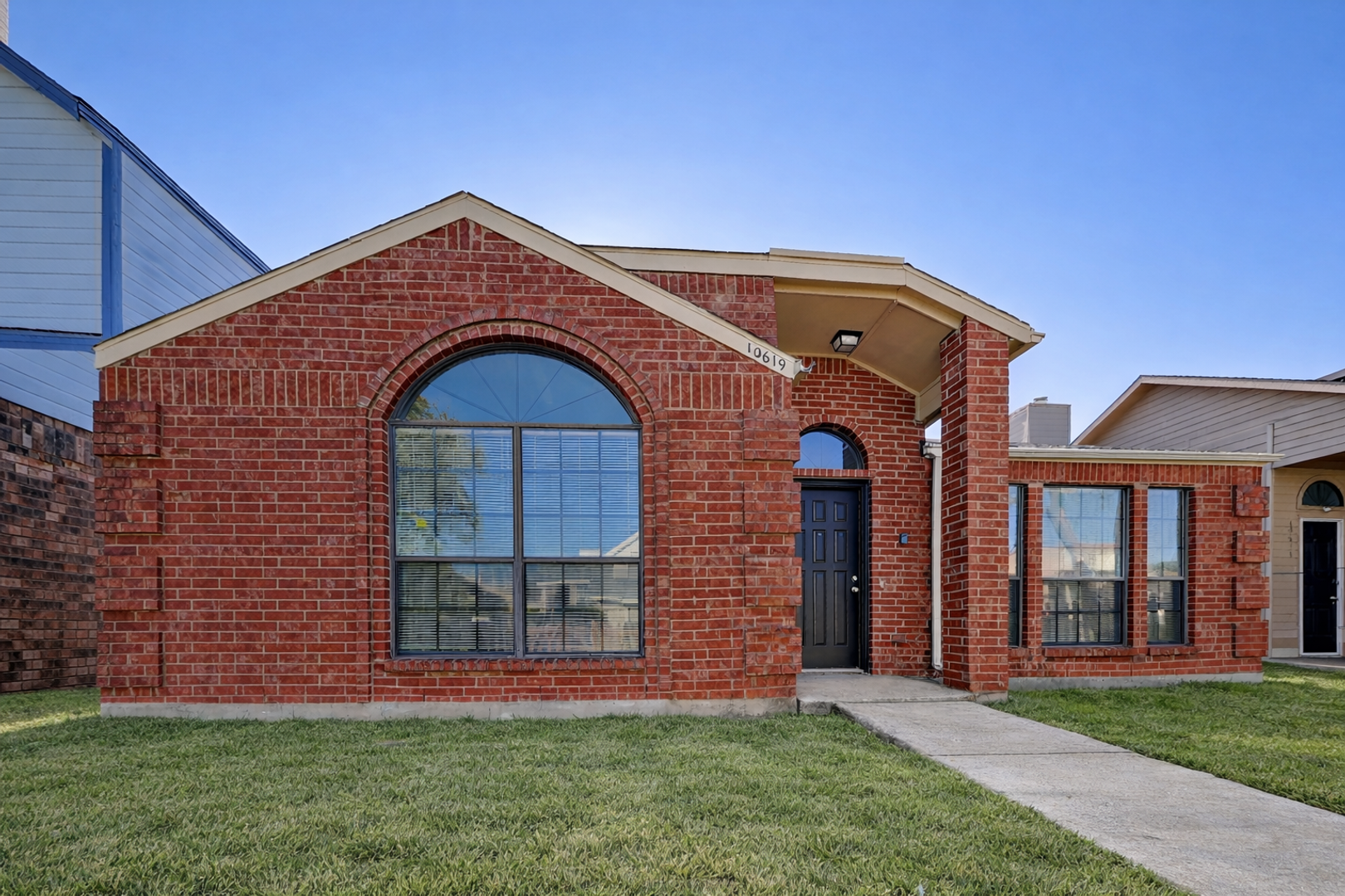 Dallas House: 10619 Woodleaf Dr
