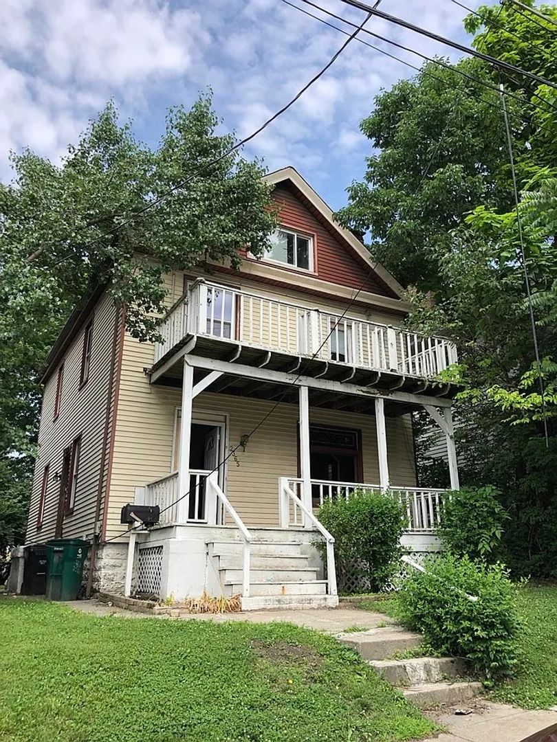 Cincinnati Apartment: 2365 Stratford Ave