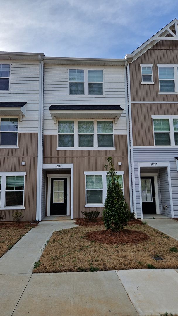 Mooresville Townhome: 1211 Briarhill Rd