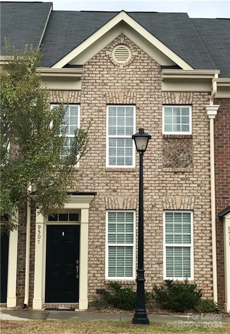 Charlotte House: 9507 Longstone Ln