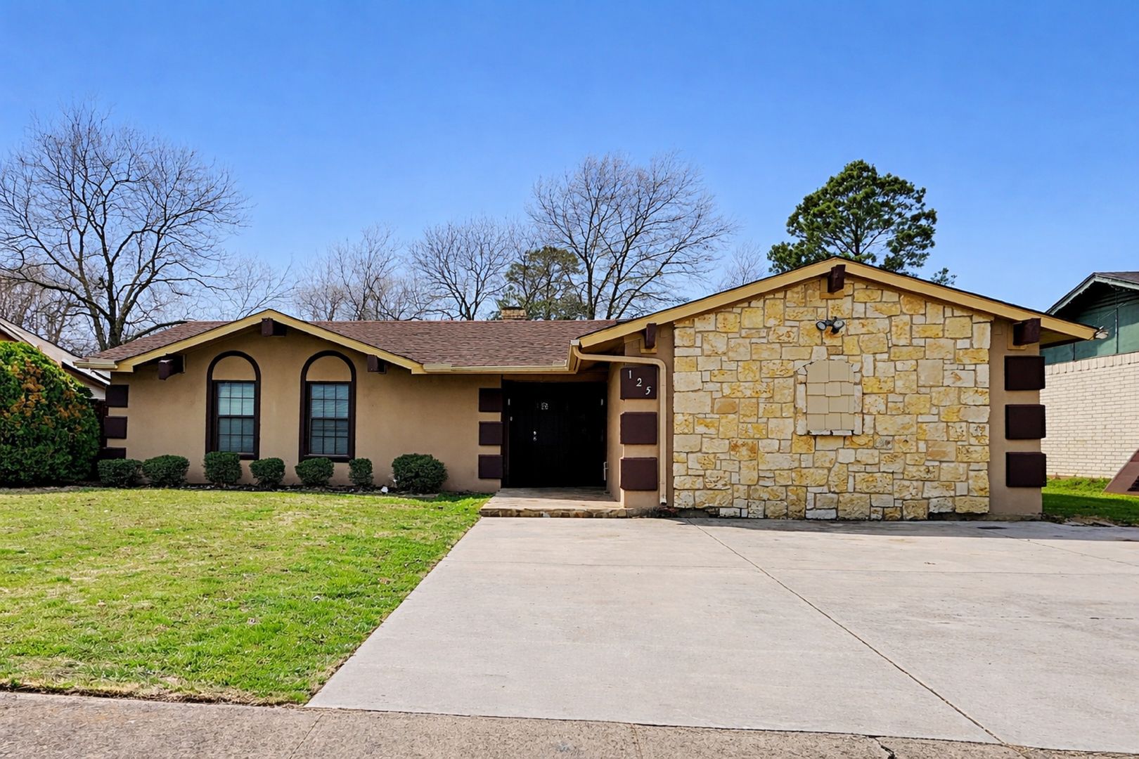 Denton House: 125 Bellaire Dr