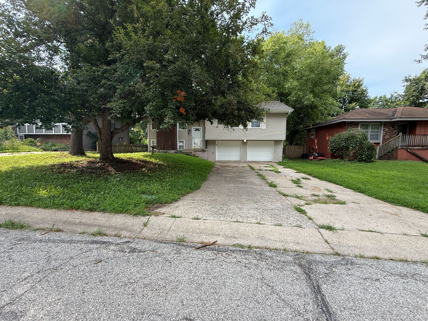 Blue Springs House: 308 NE Lakeview Dr