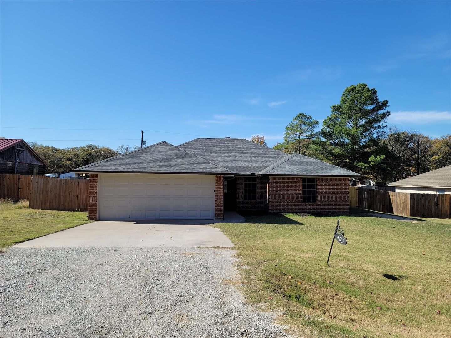 Azle House: 405 Oakwood St