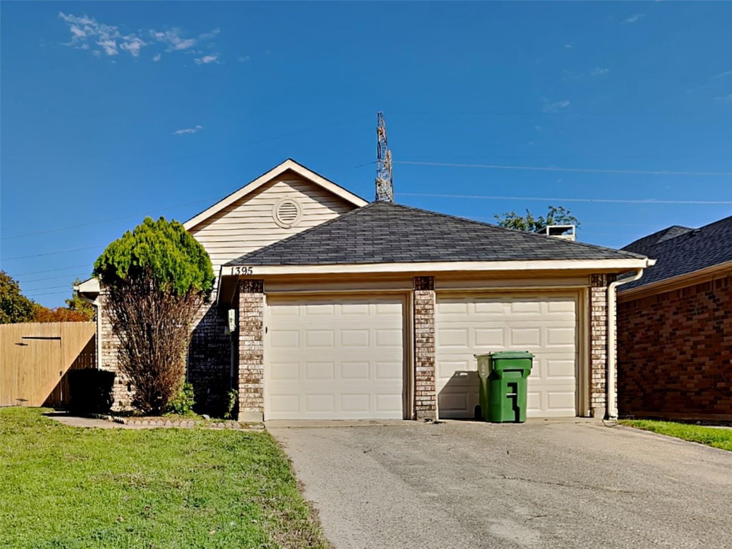 Lewisville House: 1395 Chinaberry Dr