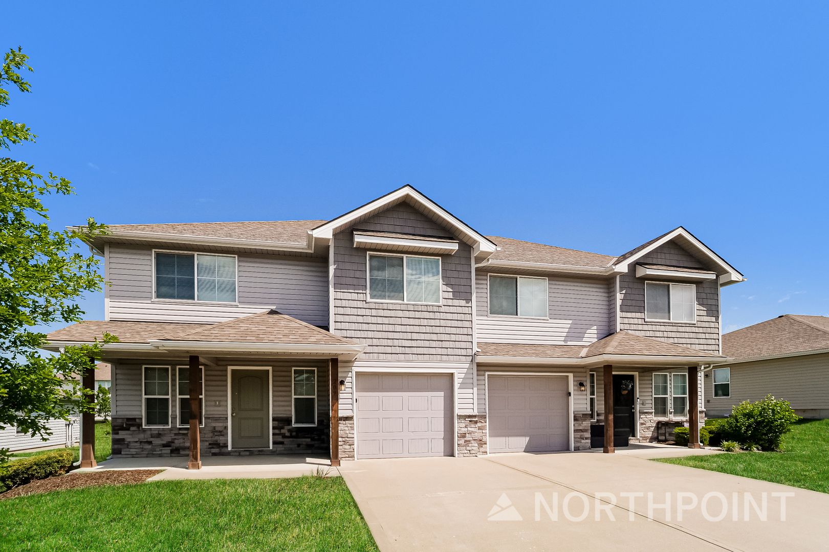Blue Springs House: 209 SW Marigold St